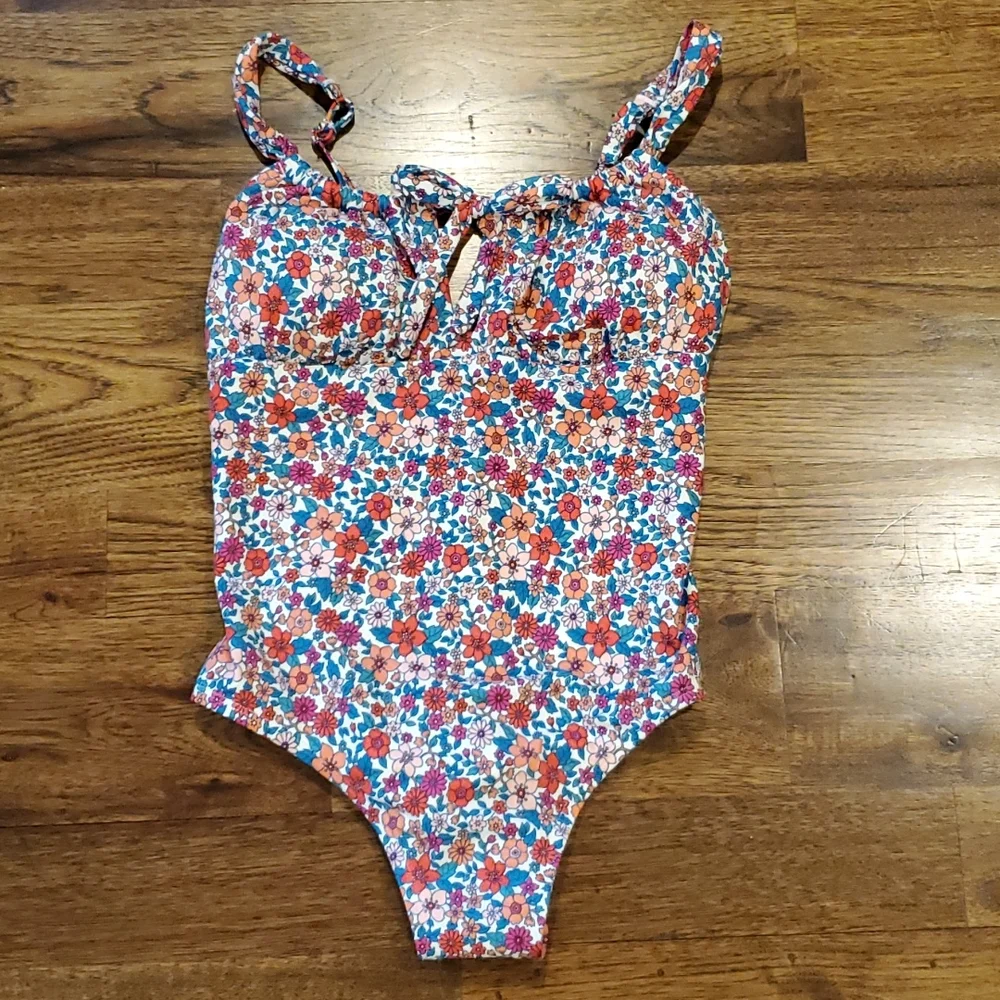 Womens Time & Tru floral adjustable neck 1 piece swimsuit size M(8/10)